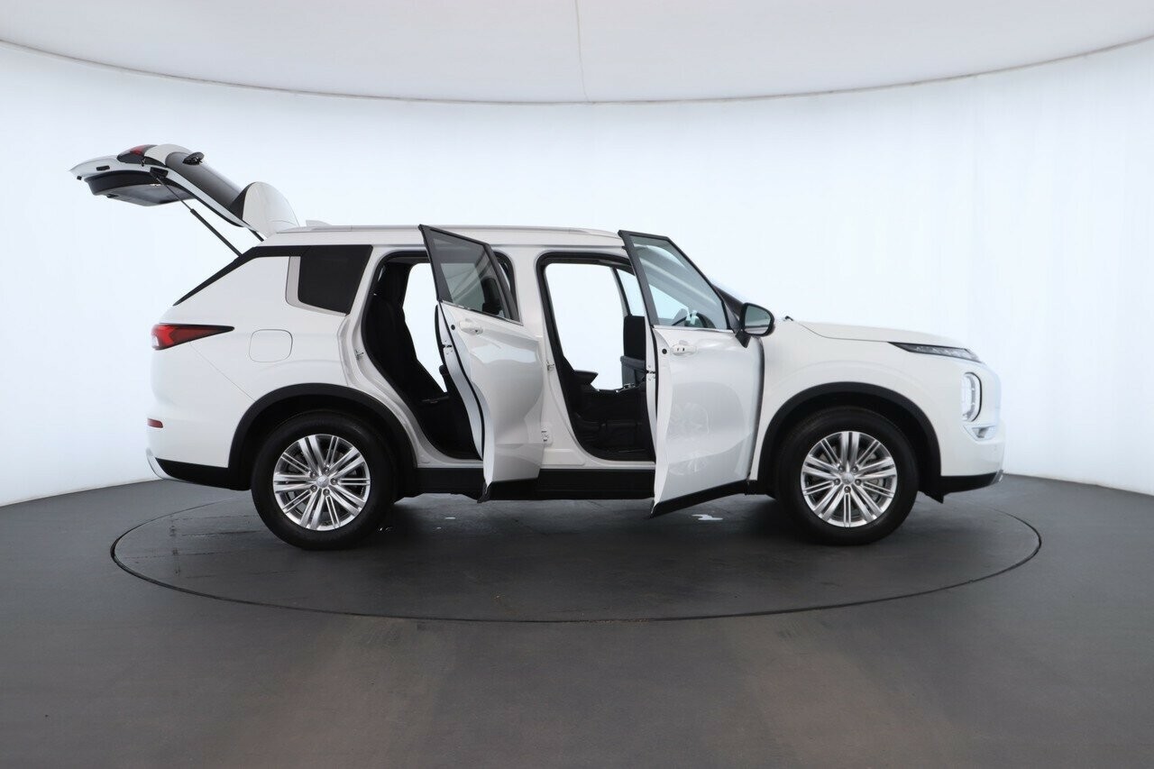 Mitsubishi Outlander image 2