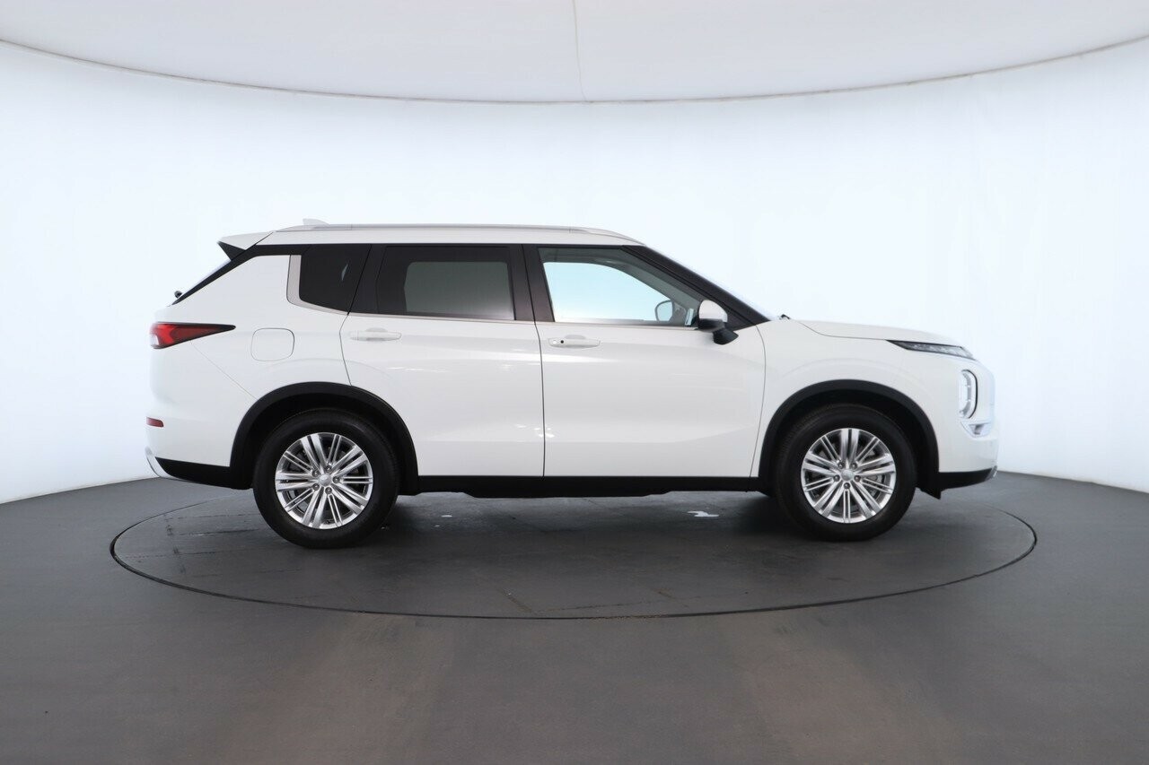 Mitsubishi Outlander image 3