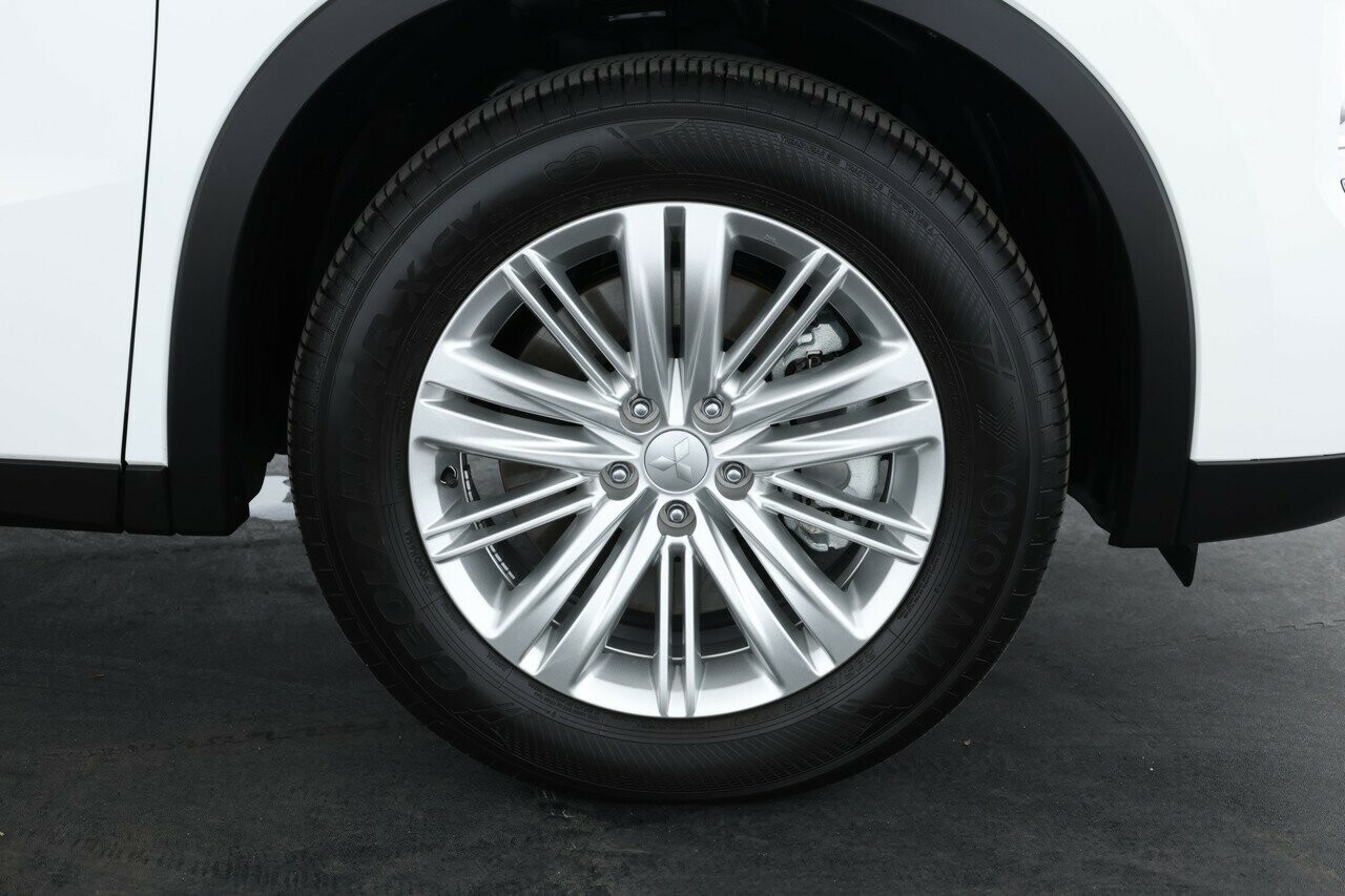 Mitsubishi Outlander image 4