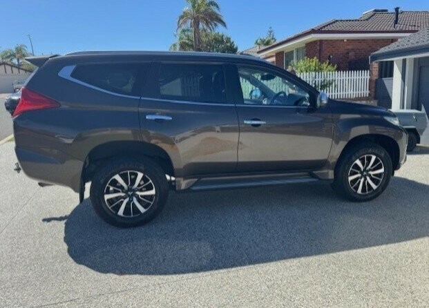 Mitsubishi Pajero Sport image 2