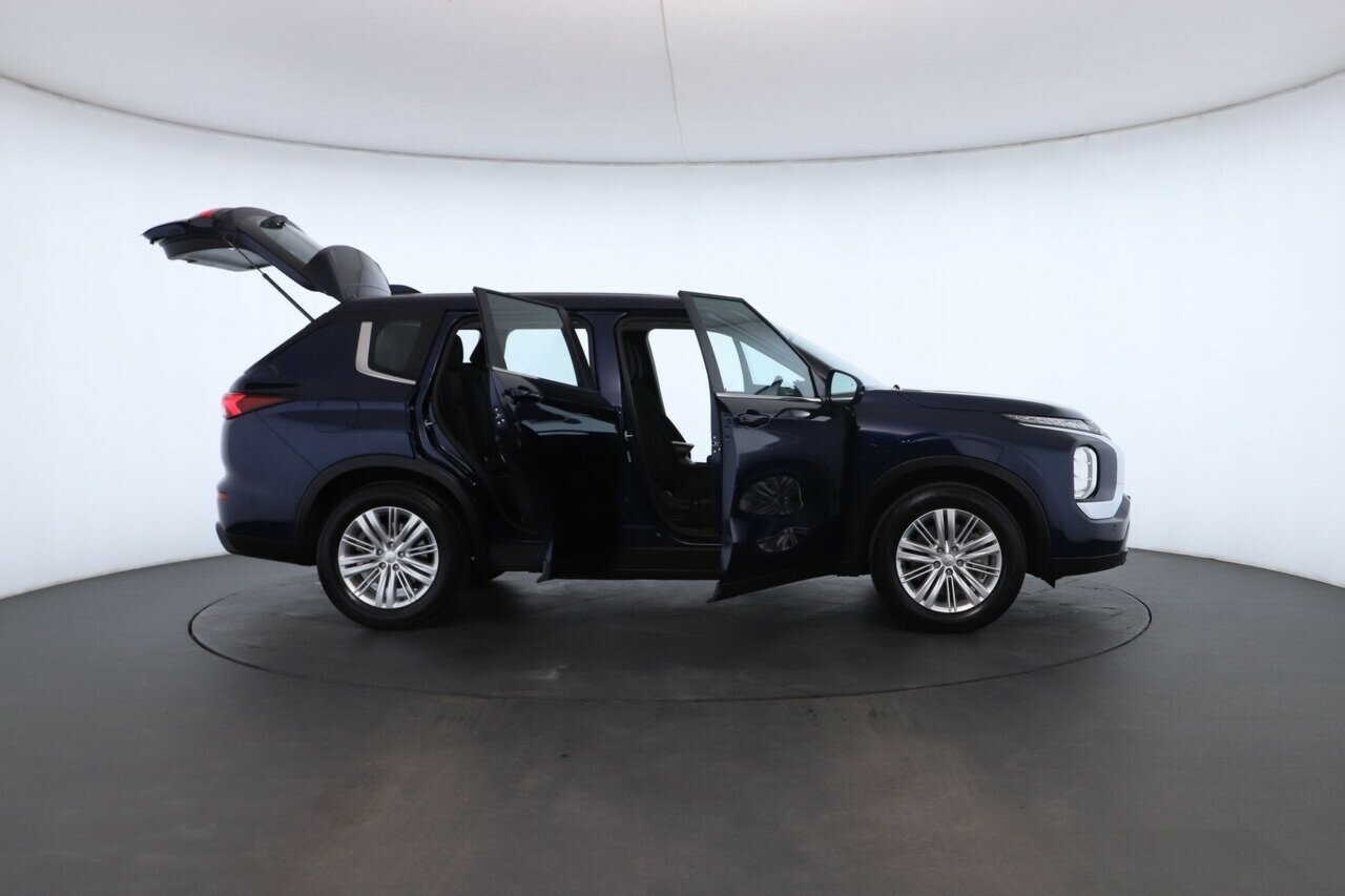 Mitsubishi Outlander image 2