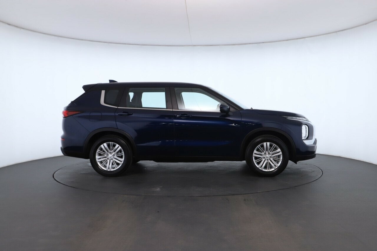 Mitsubishi Outlander image 3