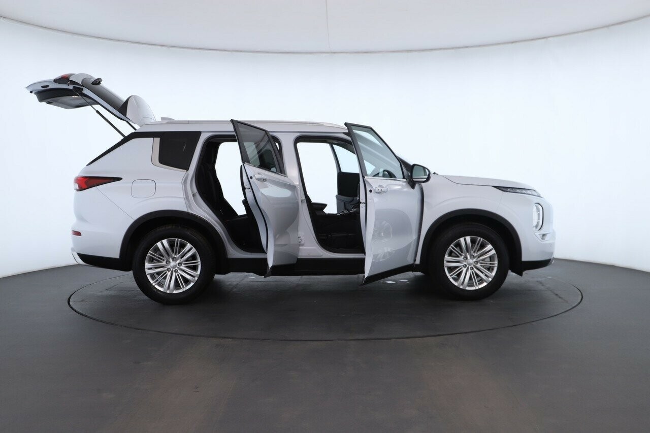 Mitsubishi Outlander image 2