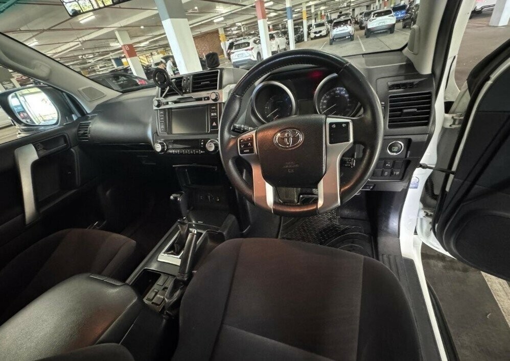 Toyota Landcruiser Prado image 2