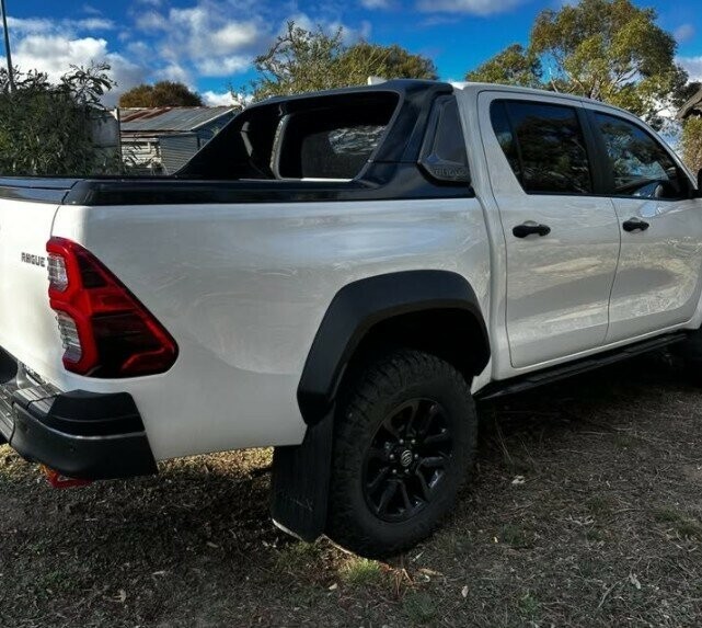 Toyota Hilux image 2