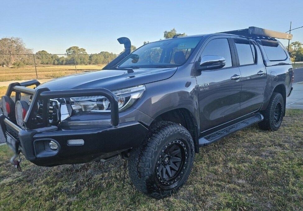 Toyota Hilux image 2