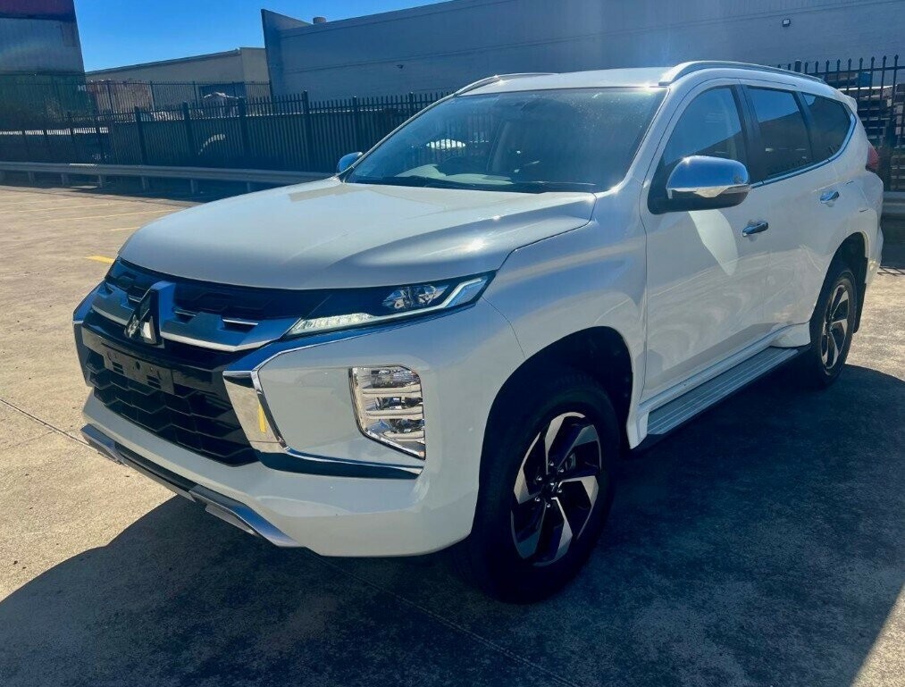 Mitsubishi Pajero Sport image 1