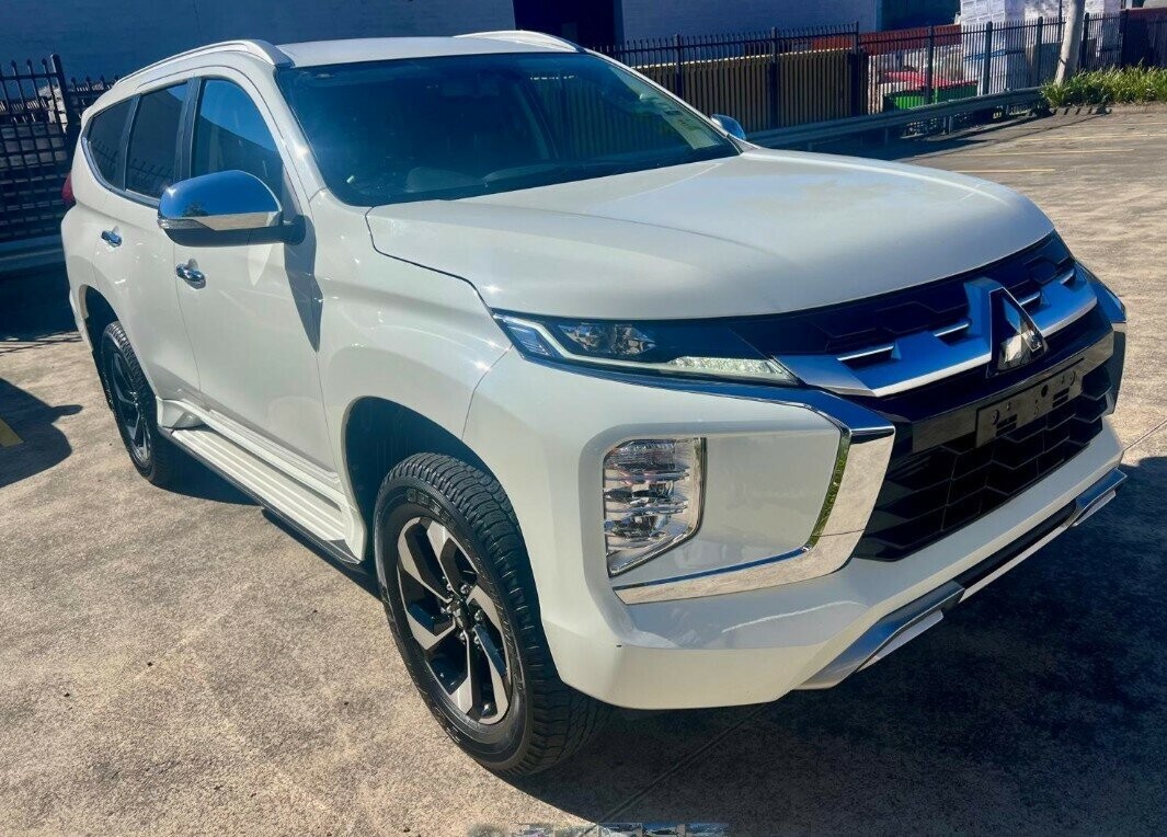 Mitsubishi Pajero Sport image 2