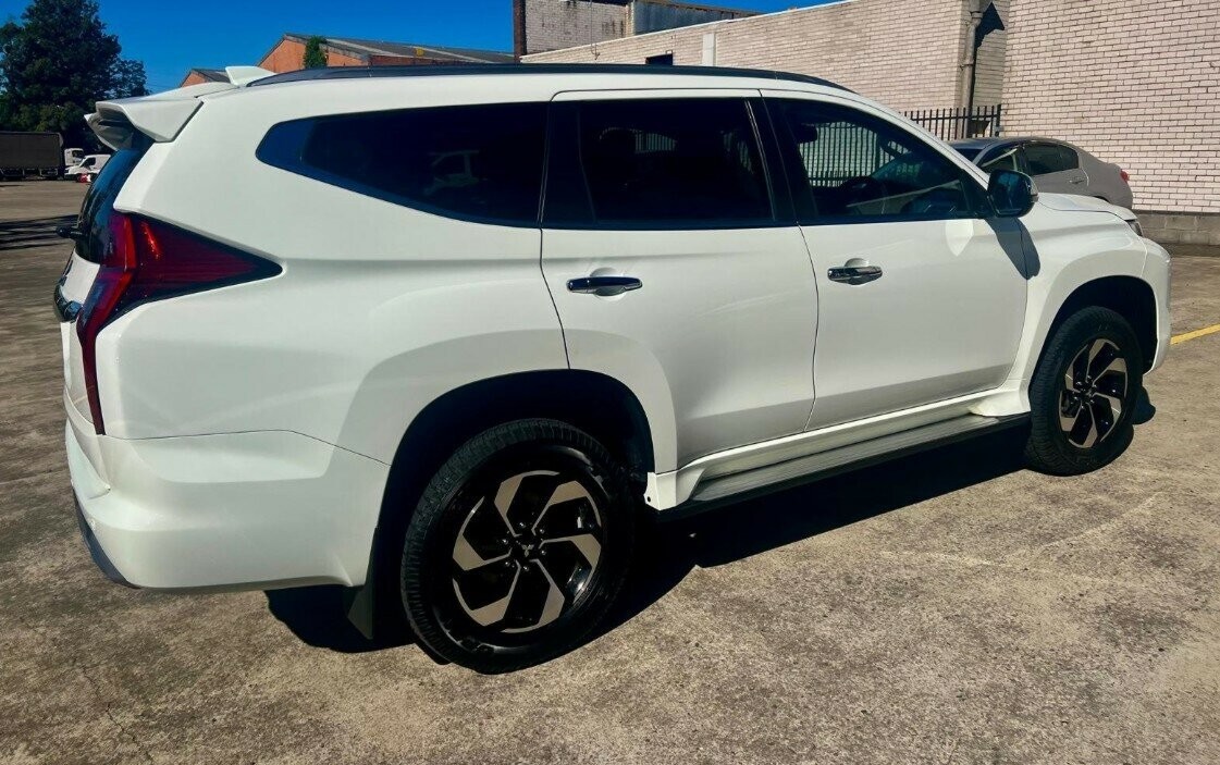 Mitsubishi Pajero Sport image 3