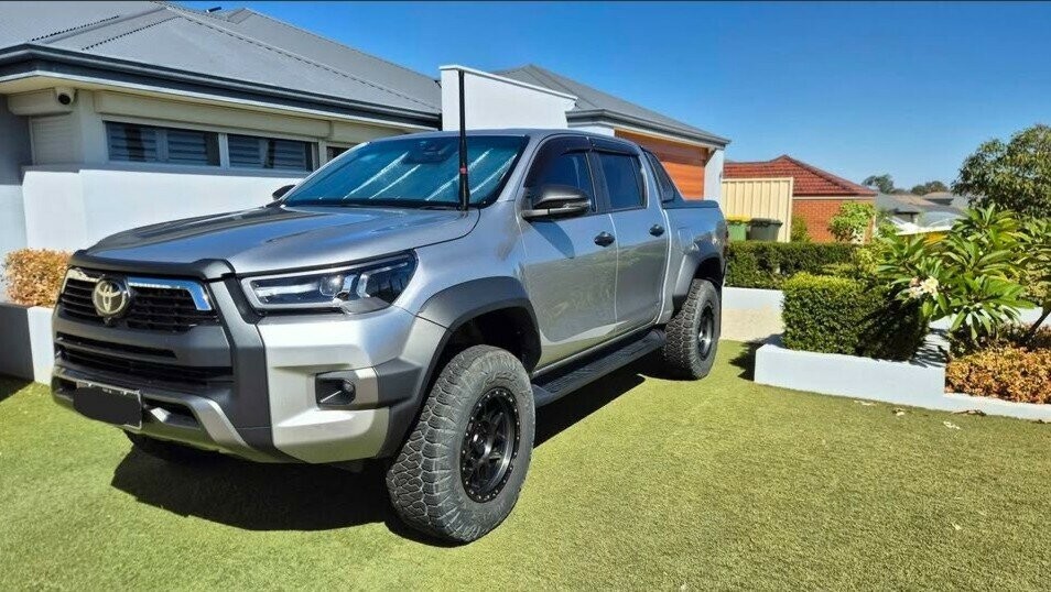 Toyota Hilux image 2