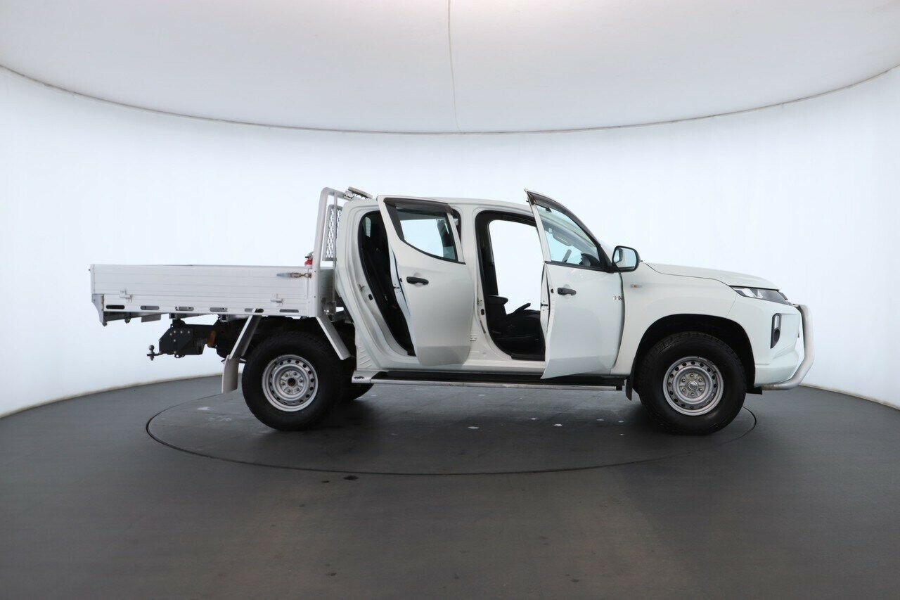 Mitsubishi Triton image 2