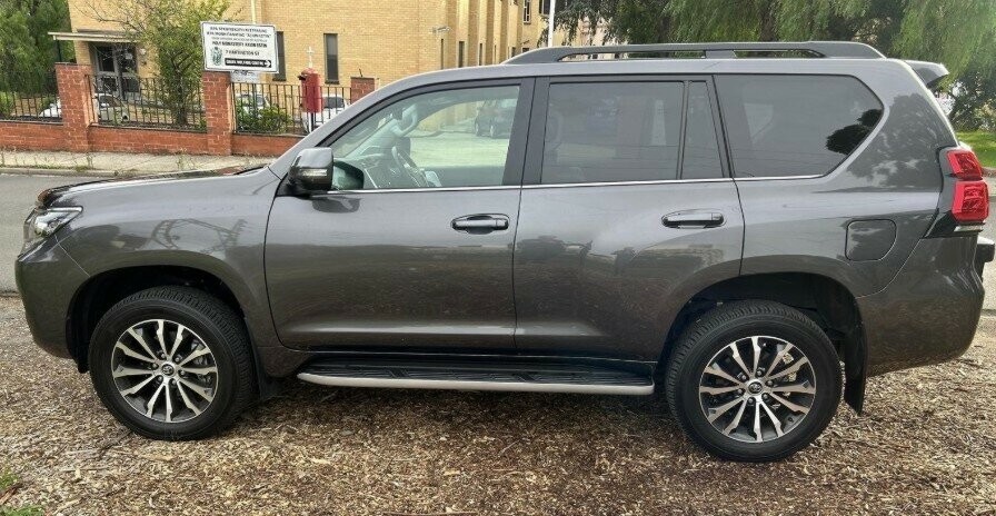 Toyota Landcruiser Prado image 3