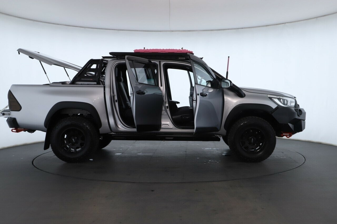 Toyota Hilux image 2
