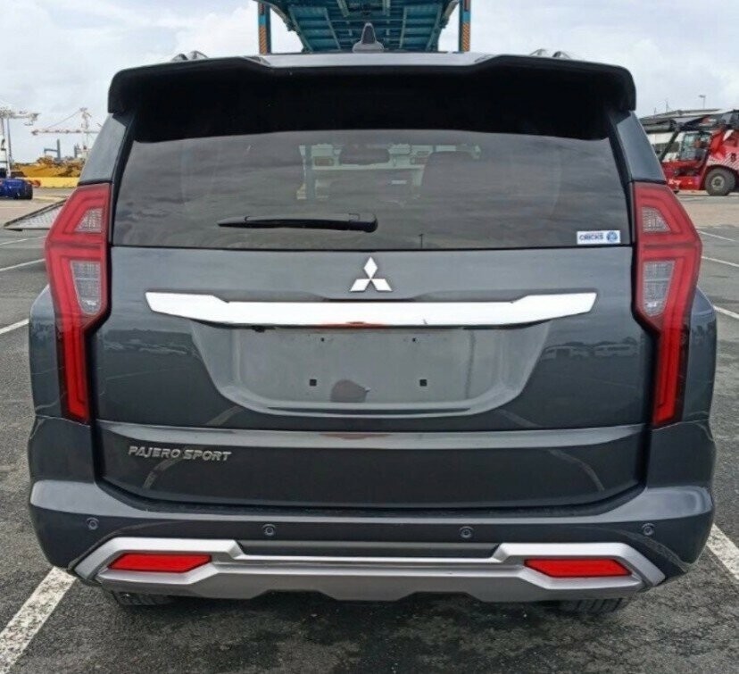 Mitsubishi Pajero Sport image 2