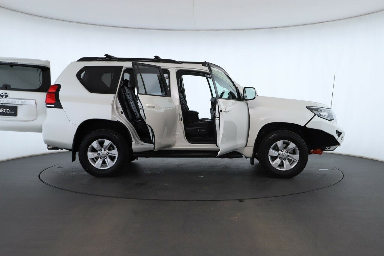 Toyota Landcruiser Prado image 2