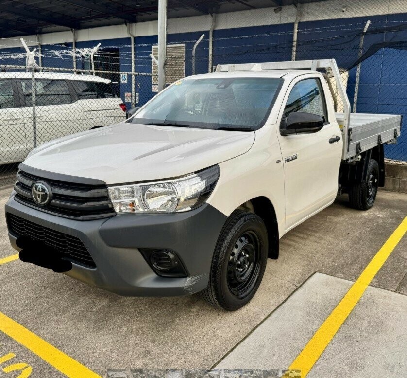 Toyota Hilux image 2