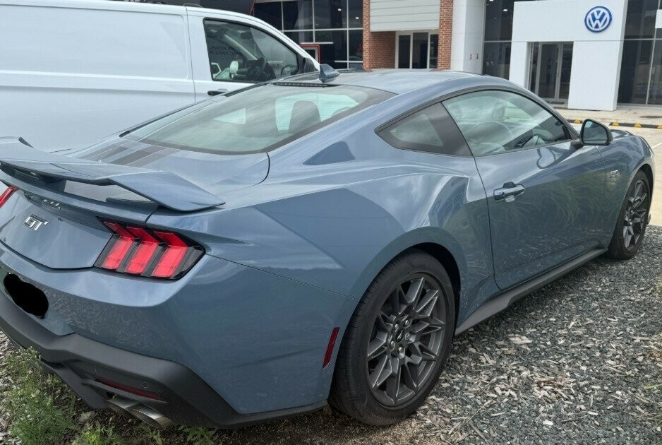 Ford Mustang image 4