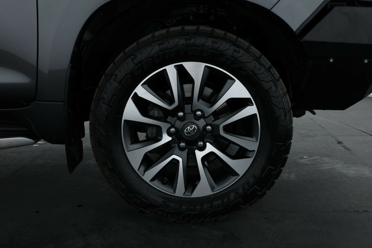 Toyota Landcruiser Prado image 4