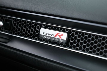 https://vehicle-cdn.autoleague.cloud/30675_61038944_32.jpg