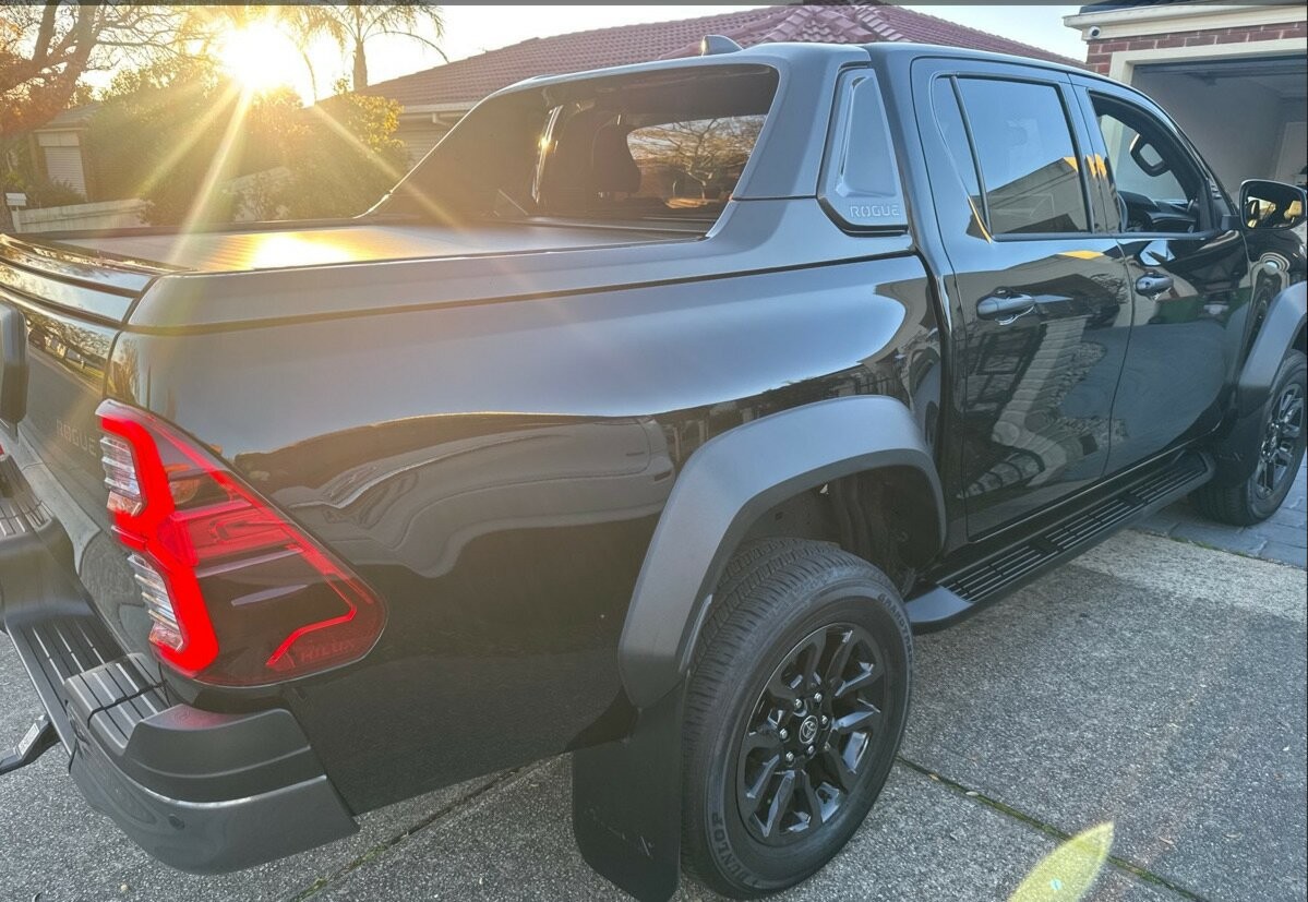 Toyota Hilux image 2