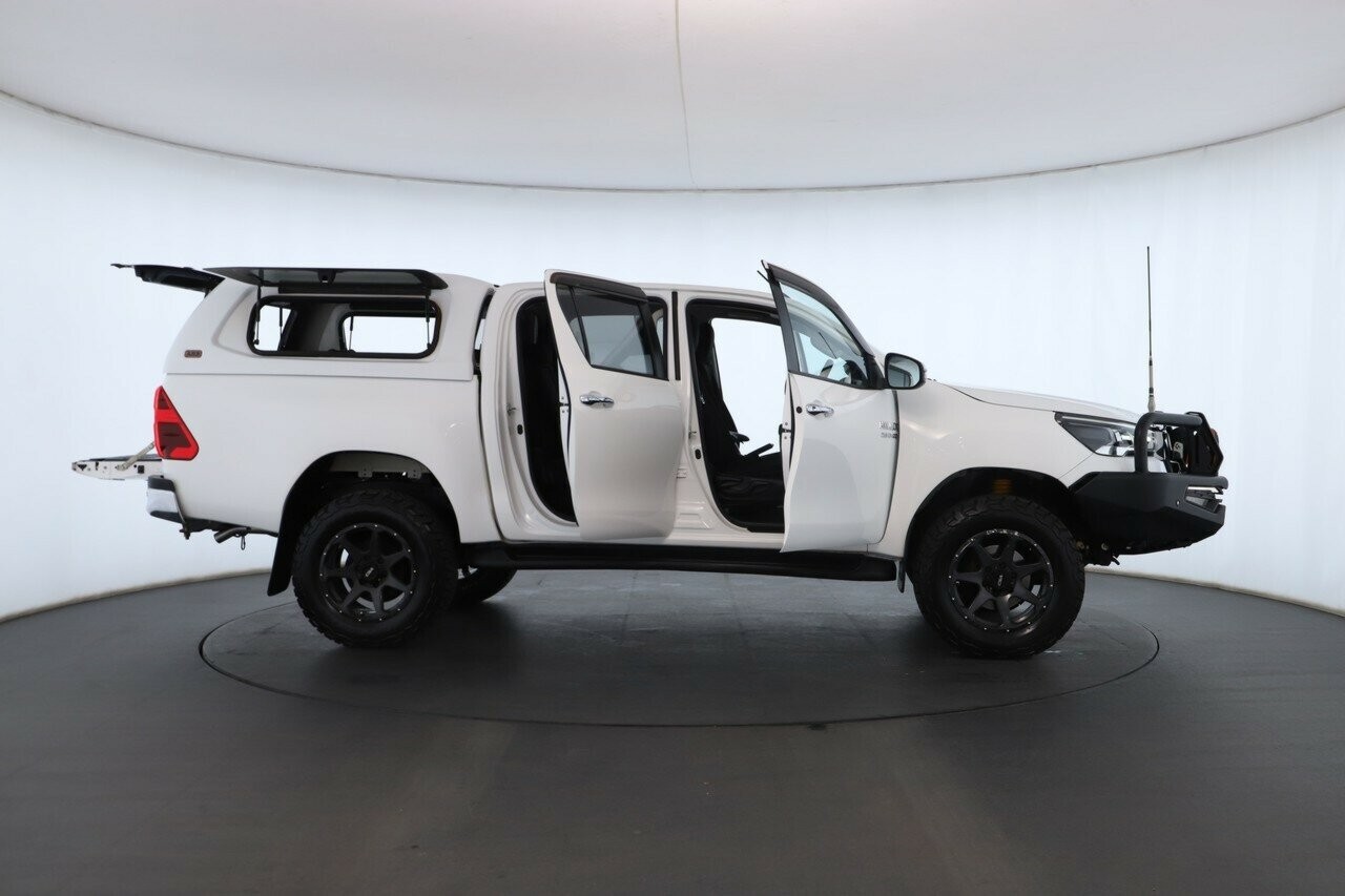 Toyota Hilux image 2