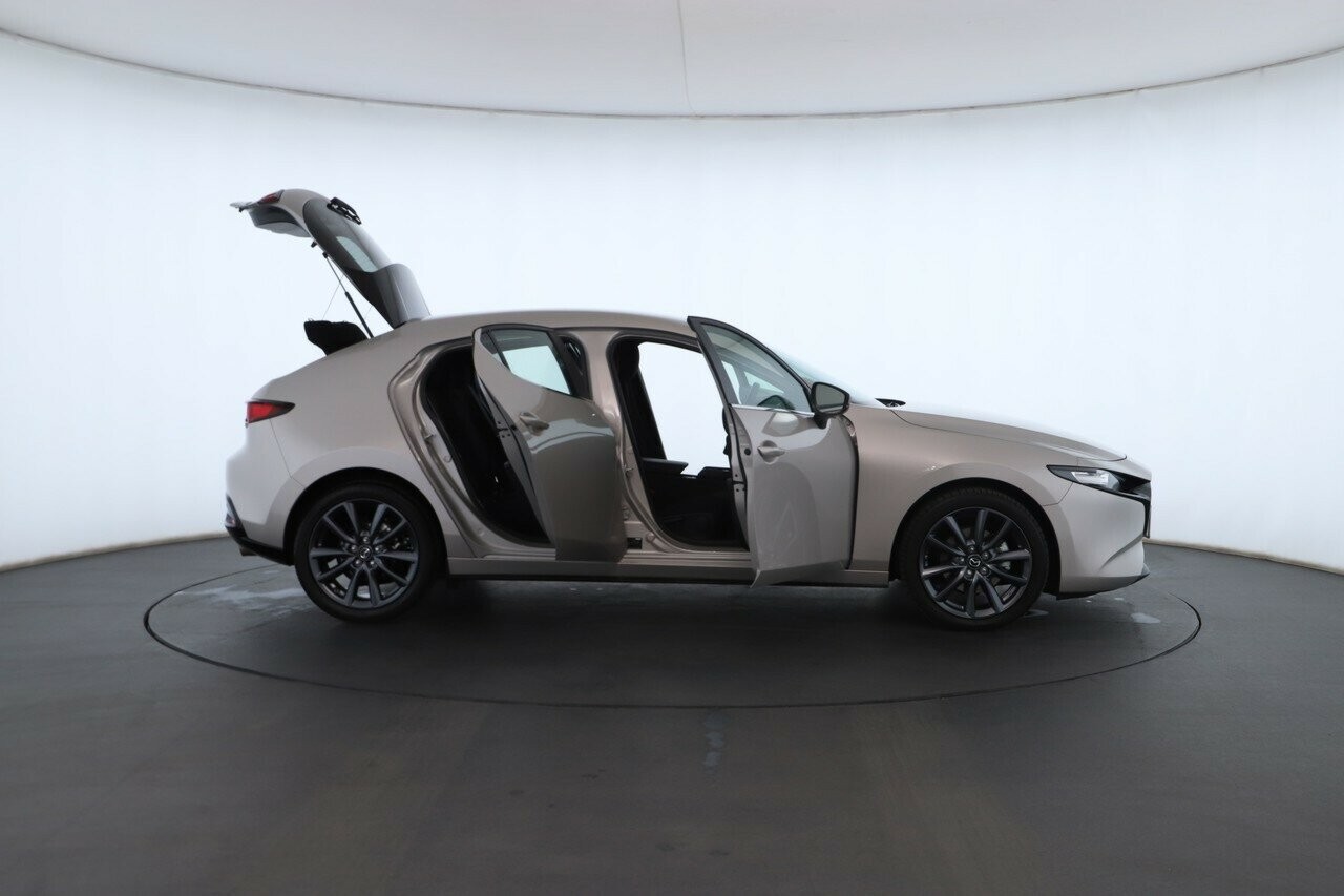Mazda 3 image 2