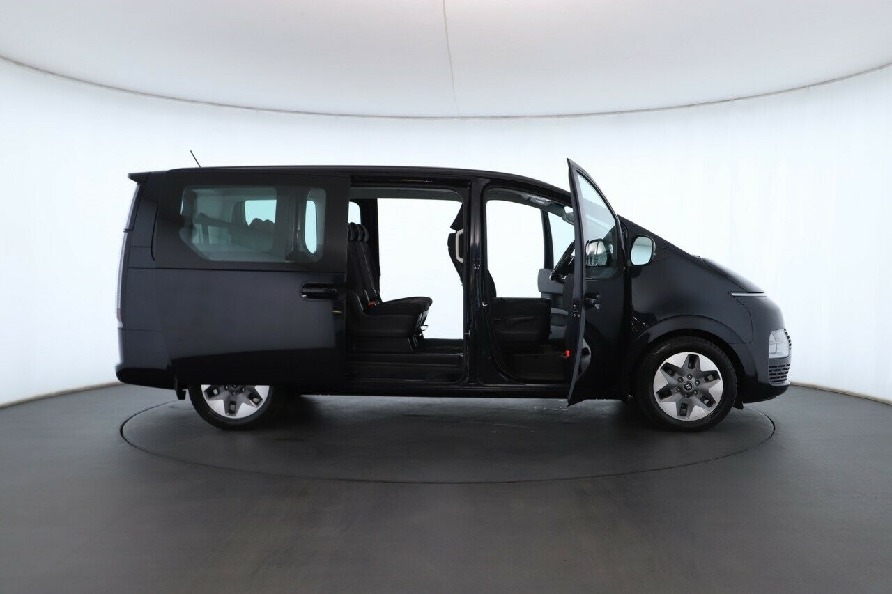 Hyundai Staria image 2