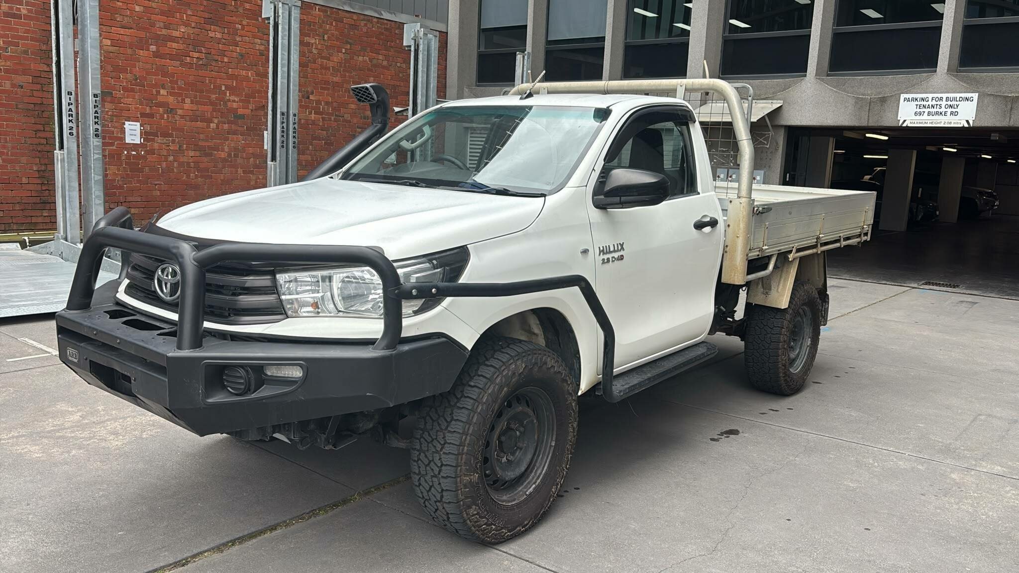 Toyota Hilux image 2