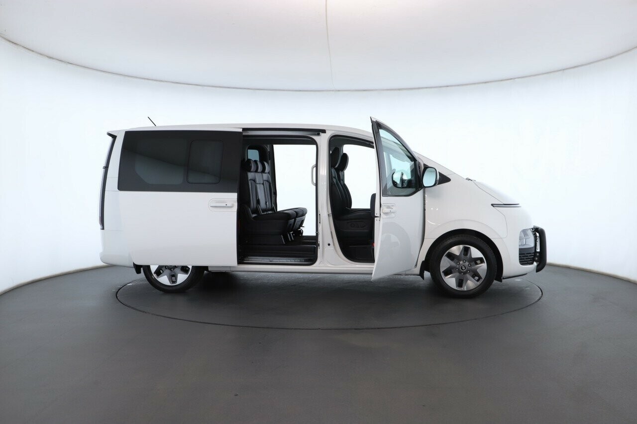 Hyundai Staria image 2