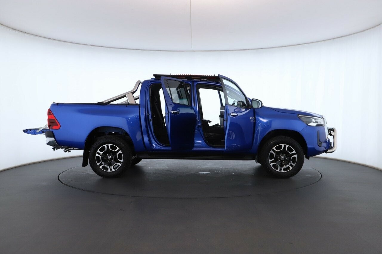 Toyota Hilux image 2