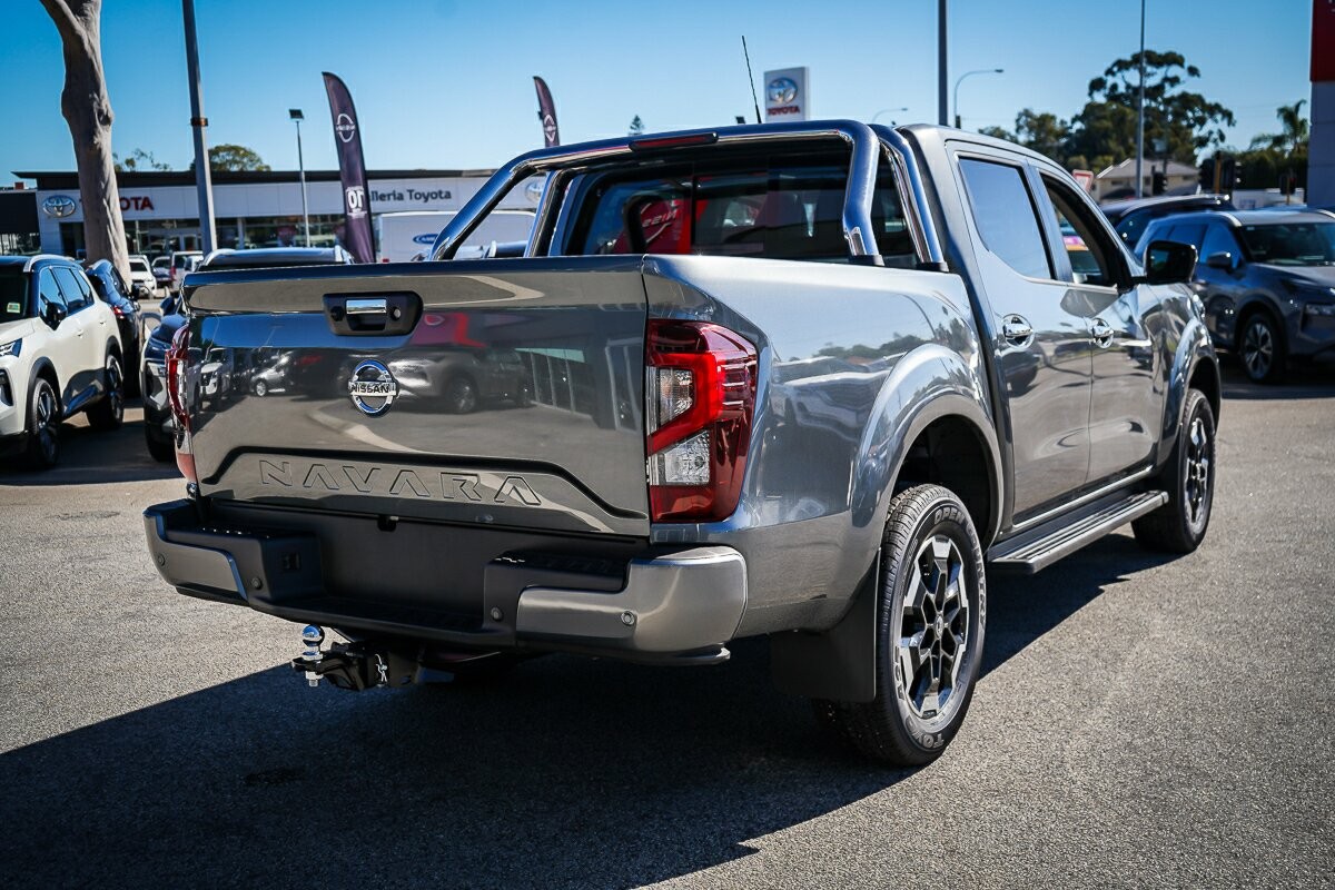 Nissan Navara image 2