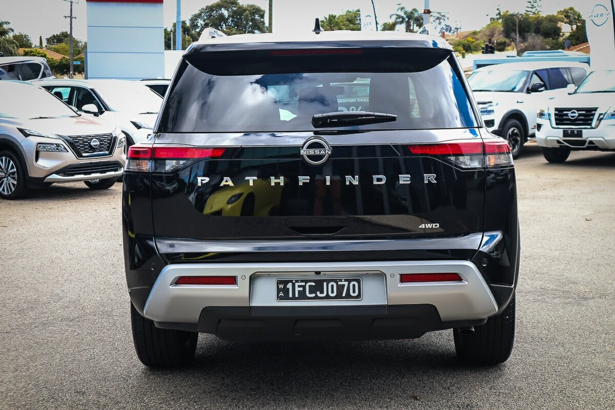 Nissan Pathfinder image 2