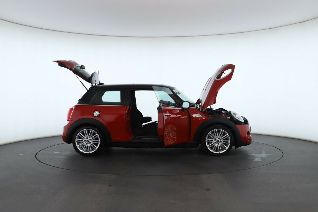 Mini Hatch image 2