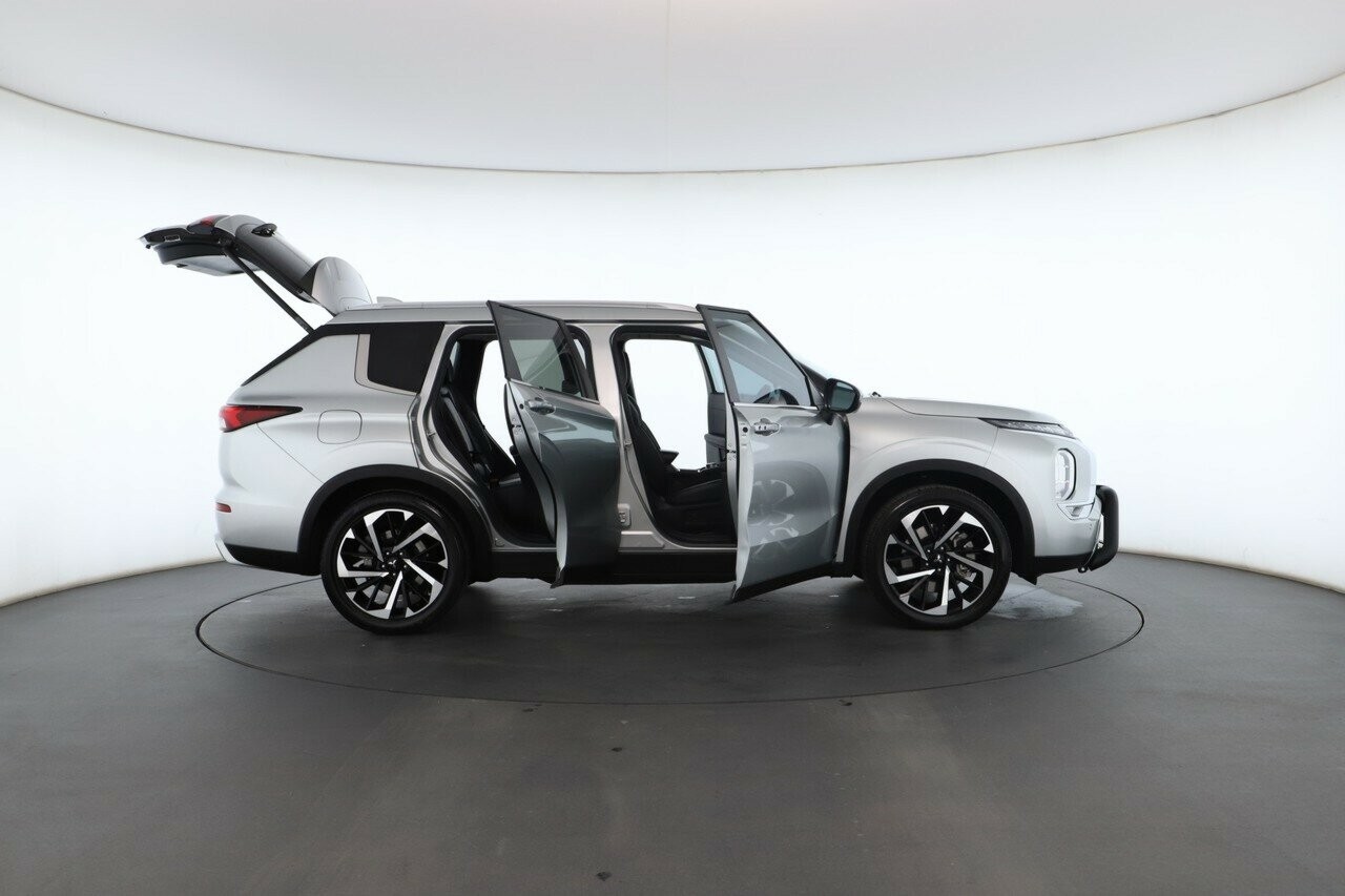 Mitsubishi Outlander image 2