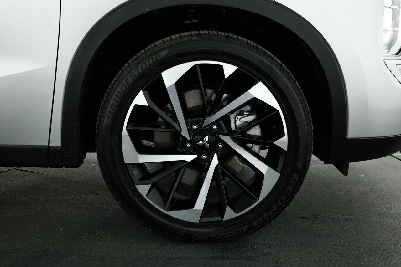 Mitsubishi Outlander image 4