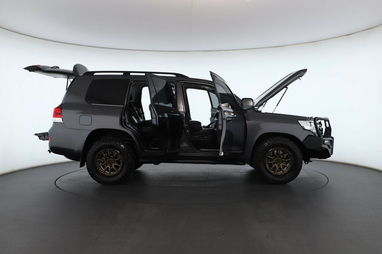 Toyota Landcruiser image 2