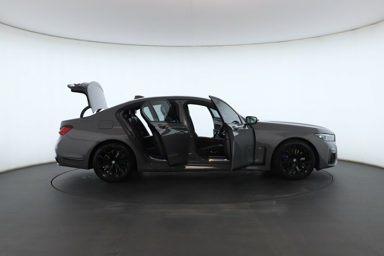 BMW 7 Series image 2
