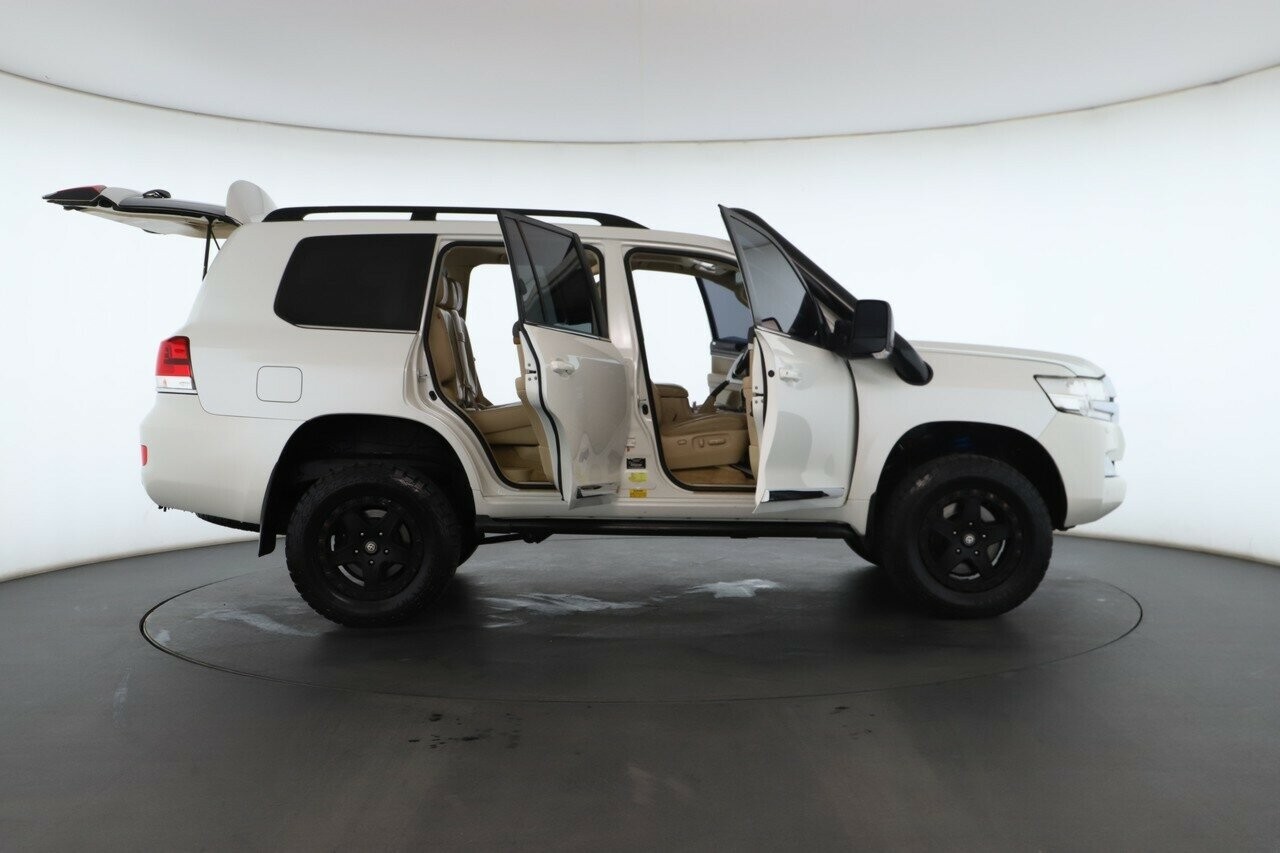 Toyota Landcruiser image 2