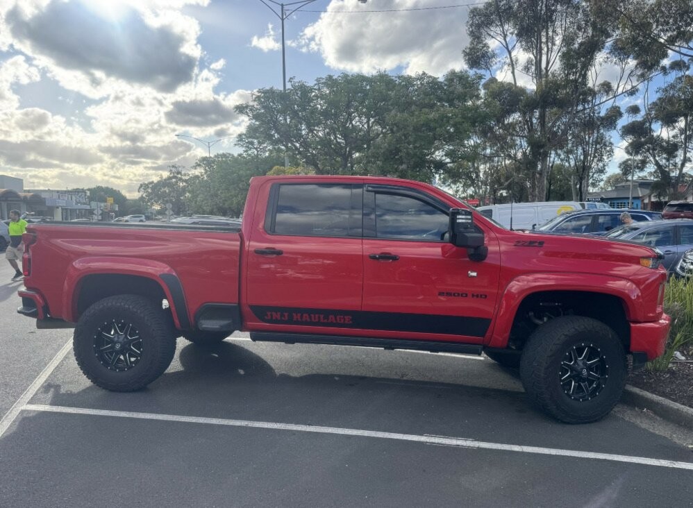 Chevrolet Silverado image 3