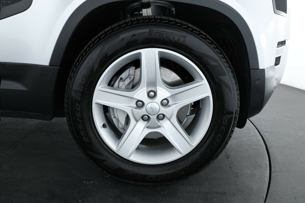 Land Rover Defender image 4