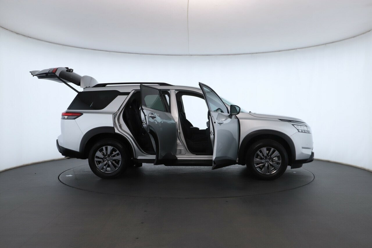 Nissan Pathfinder image 2