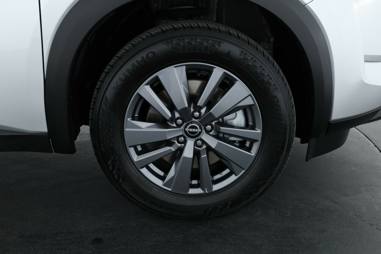 Nissan Pathfinder image 4
