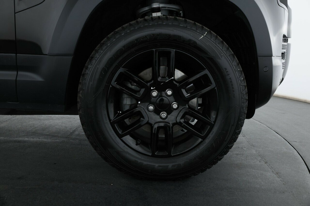 Land Rover Defender image 4
