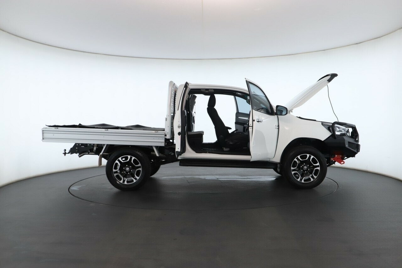 Toyota Hilux image 2