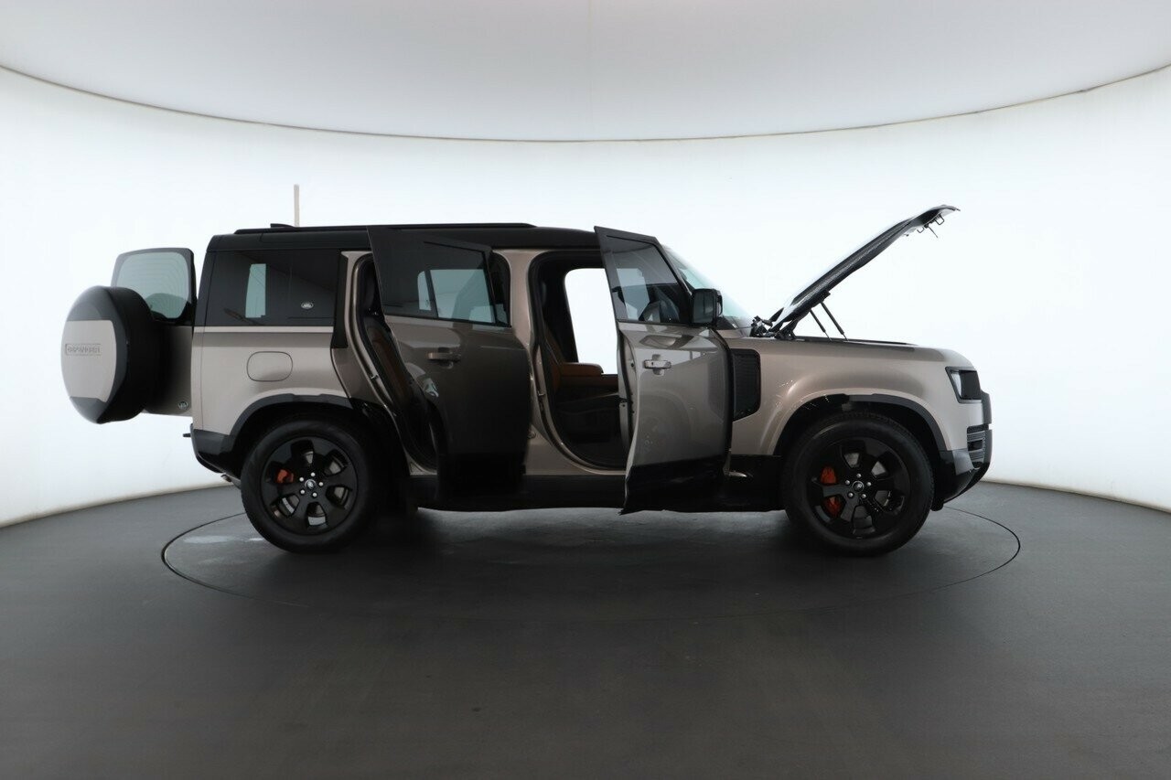 Land Rover Defender image 2