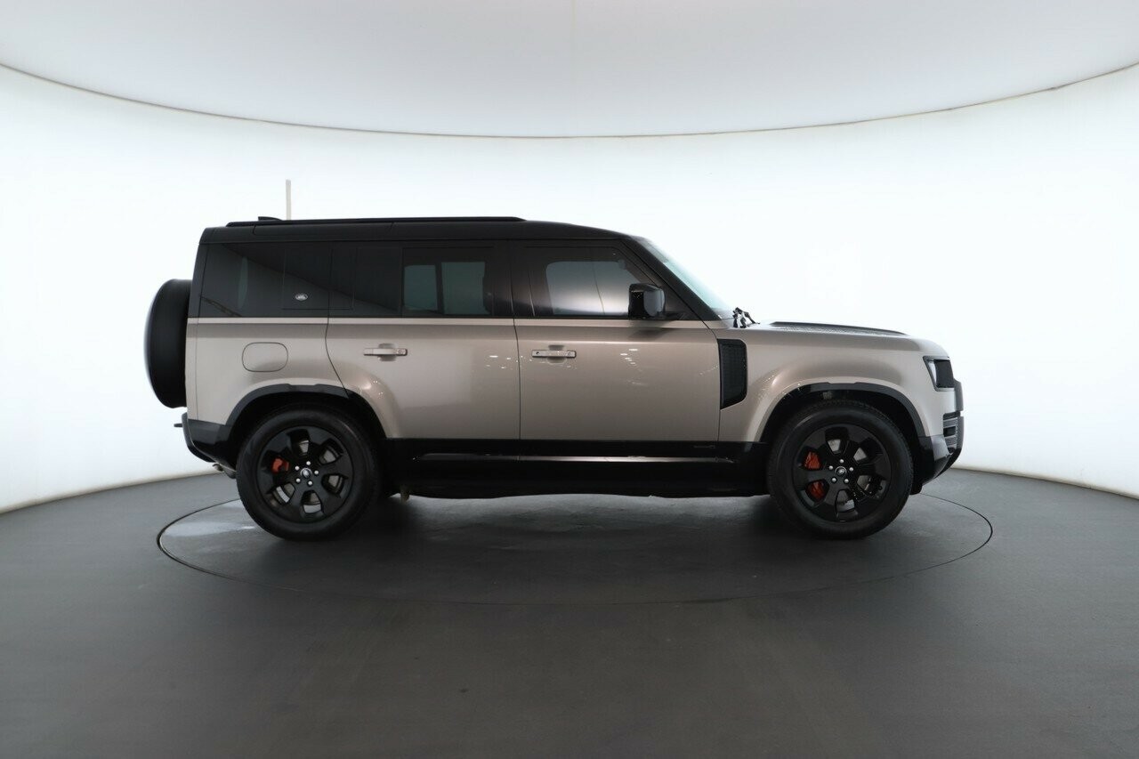 Land Rover Defender image 3