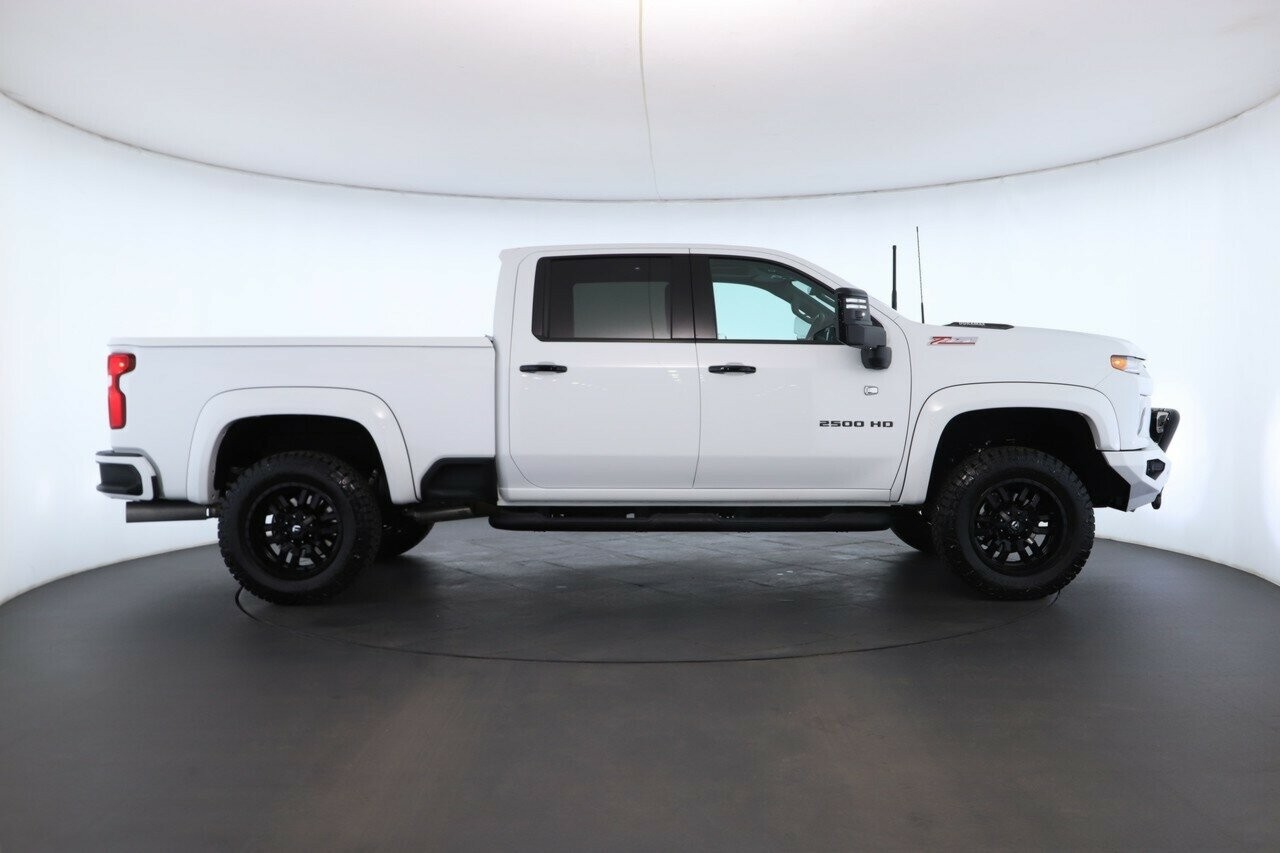 Chevrolet Silverado image 3