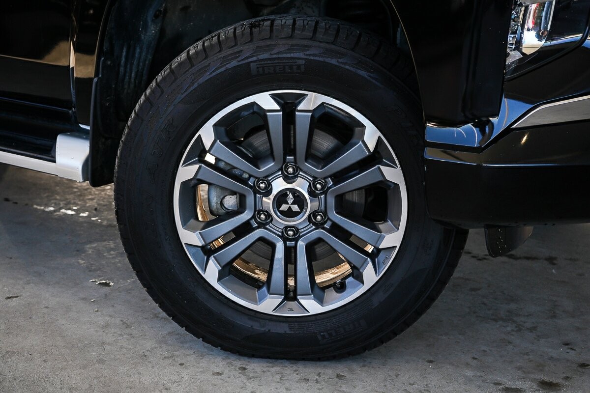 Mitsubishi Triton image 2
