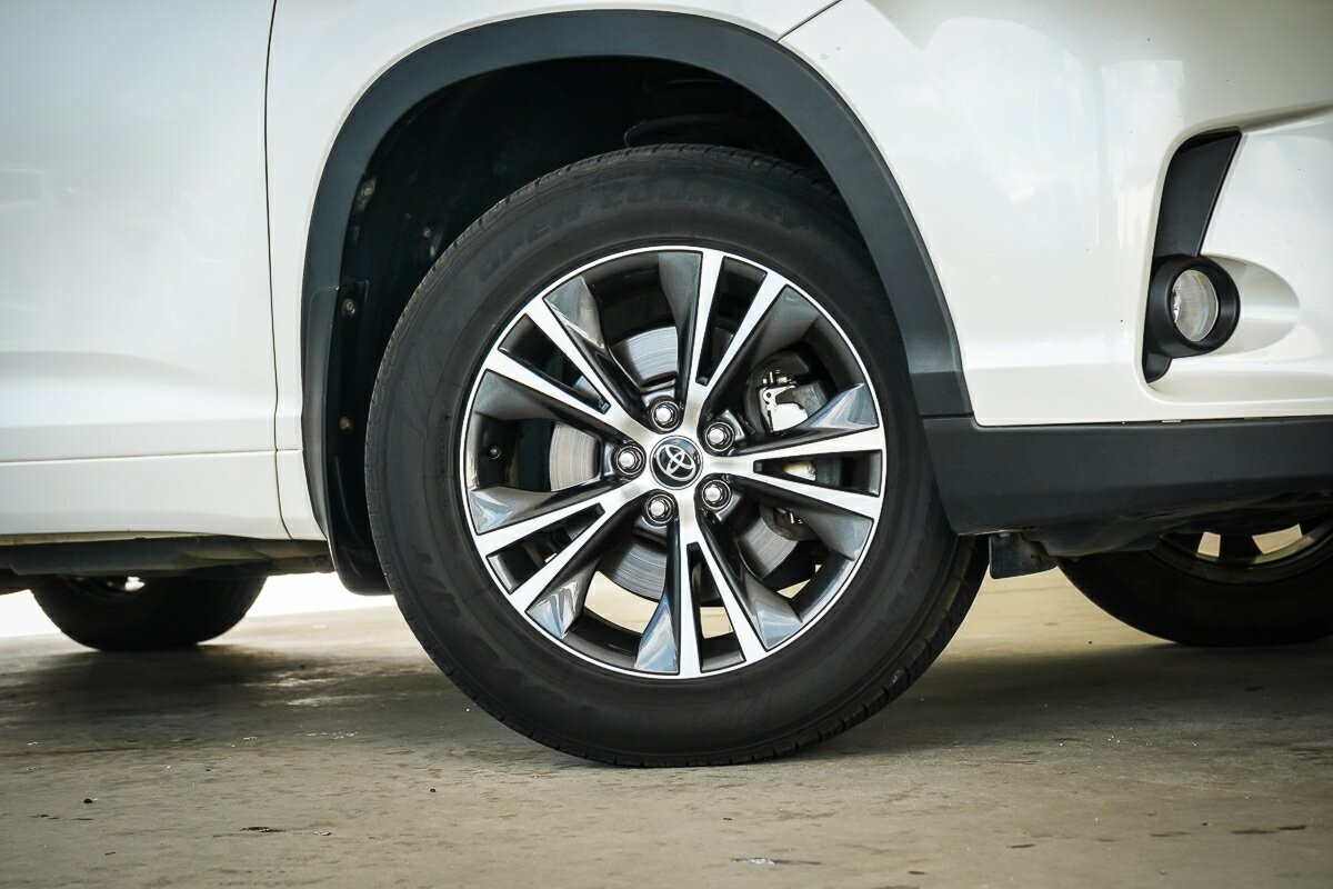 Toyota Kluger image 2
