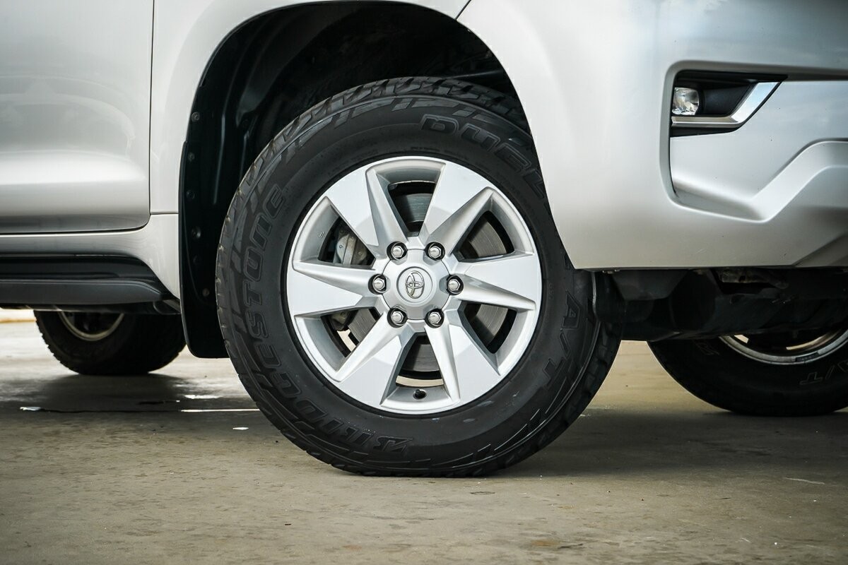 Toyota Landcruiser Prado image 2